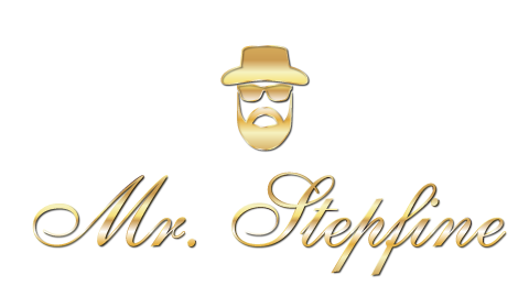 Logo von Mr. Stepfine. Goldener, stilisierter Kopf. Darunter Mr. Stepfine Schriftzug. Transparenter Hintergrund.