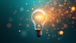 Leuchtende Glühbirne mit funkelnden Lichtpartikeln, Symbol für Kreativität und neue Ideen.