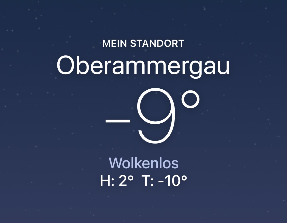 Wetteranzeige für Oberammergau mit klarer Nacht und –9 °C Temperatur, dargestellt auf einem Smartphone-Bildschirm.