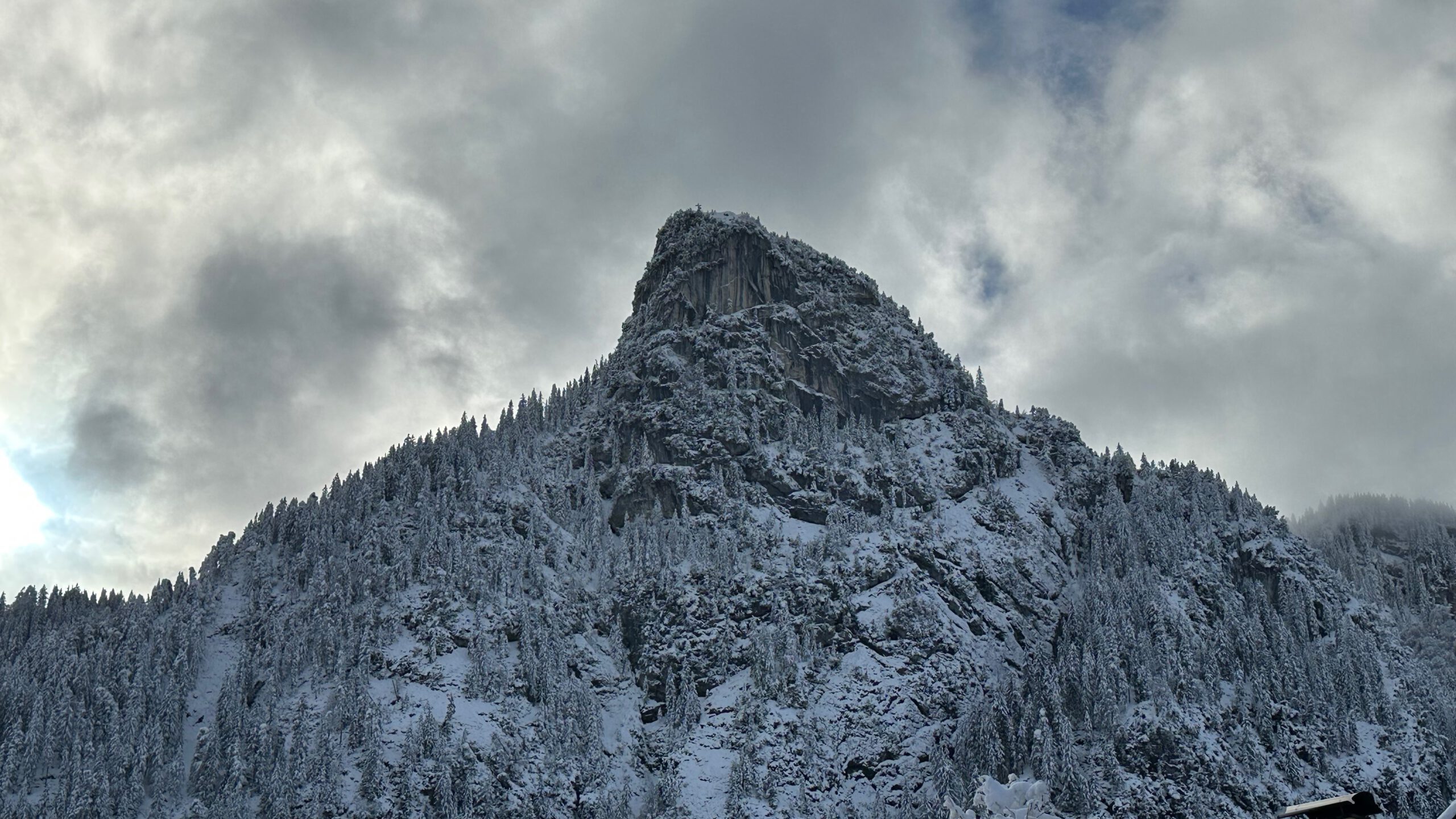 Oberammergaus markanter Felsgipfel in voller Schneepracht.